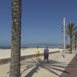 <div align="left"><font size="2"> Neben dem direkt am Wasser liegenden Strecken gibt es auch einige Teile, die durch Vororte von Palma führen. Im Hintergrund der Bucht ist Palma zu sehen.<br /><br />